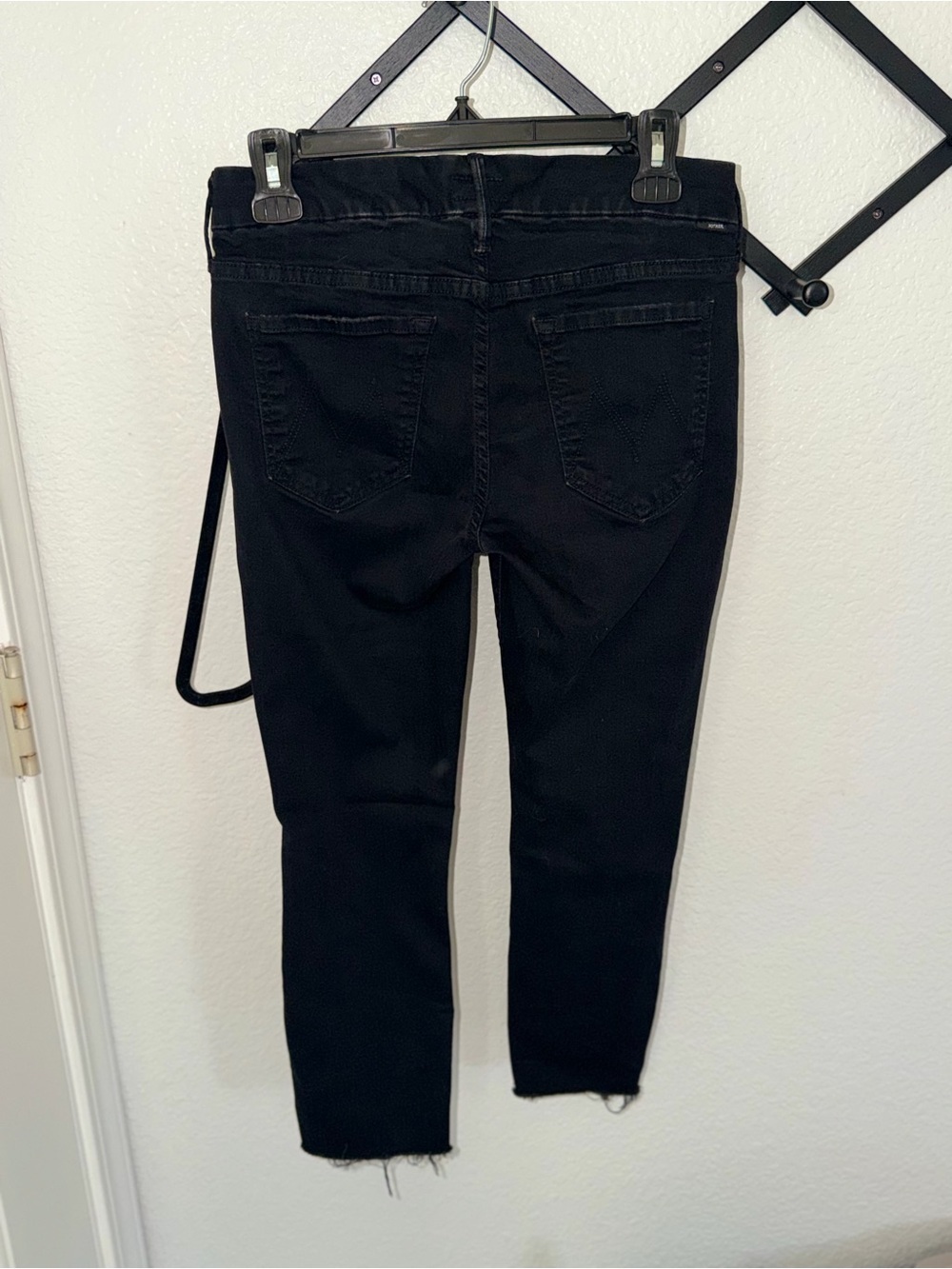 MOTHER Looker Petite Not Guilty Black Raw Hem Skinny Jeans Women’s Size 28 - Picture 3 of 6